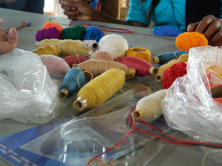 3. Hilos de seda teñidos con tintes naturales, junto con hilos de algodón.