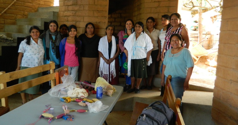 9. Foto con parte de los participantes en el taller, junto con la maestra Loreto y Adriana parte del colectivo Tozeen.